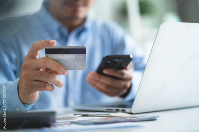 persona usando telefono y tarjeta credito