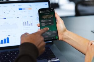 persona usando whatsapp en computadora portatil