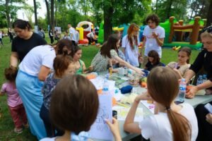 personas aprendiendo en taller comunitario al aire libre