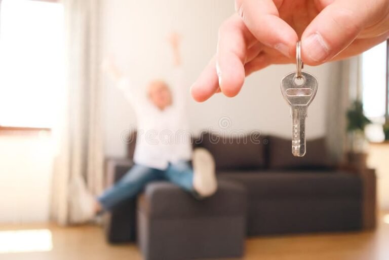 personas celebrando con llaves de casa nuevas