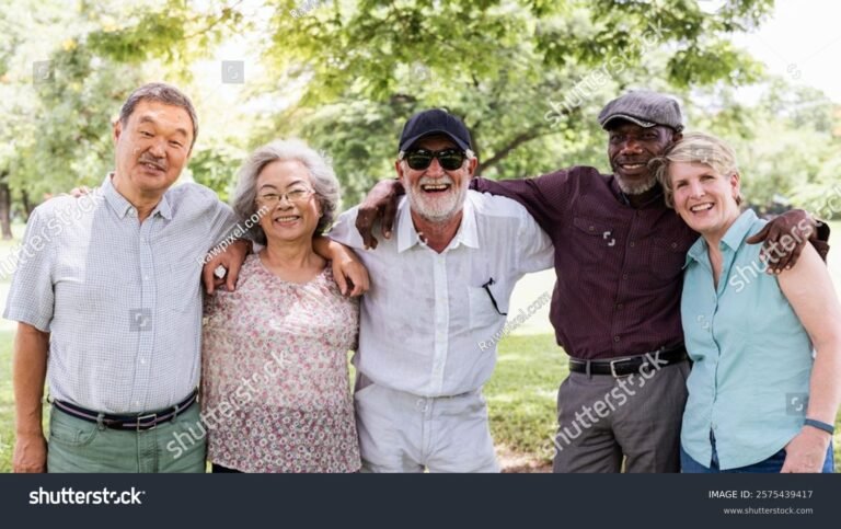 Hay que renovar las pensiones no contributivas para seguir cobrando 2 personas mayores sonrientes al aire libre