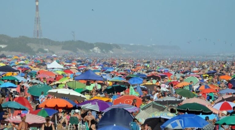 playa concurrida en las tres esquinas mar del plata