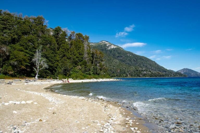 playas soleadas y paisajes costeros argentinos