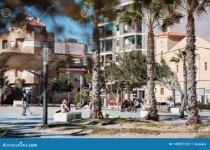 plaza central con arboles y gente caminando