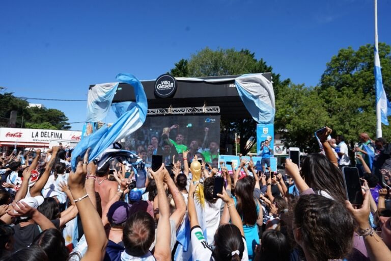 Qué actividades ofrece la Plaza Primera Junta en Villa Gesell