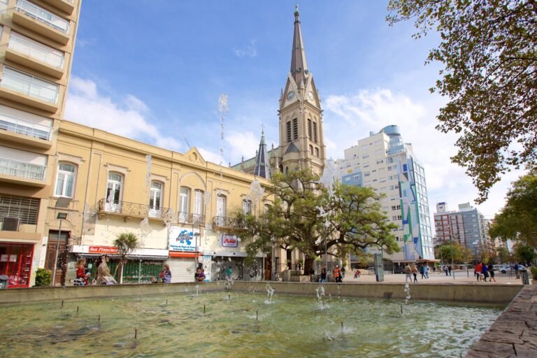 Cuál es el centro de Mar del Plata y qué lugares visitar allí 13 plaza san martin en mar del plata alegre