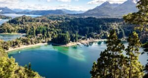 pueblo angostura paisaje rio y montanas