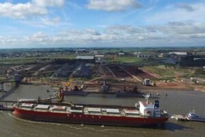 puerto fluvial rio uruguay posadas barcos carga