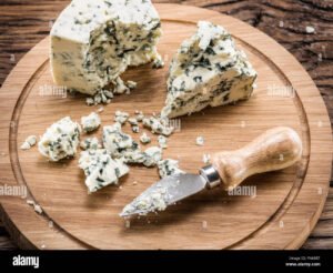 queso azul sobre tabla de madera