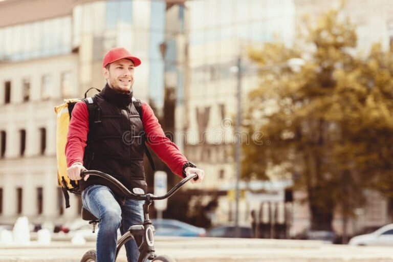 repartidor en bicicleta entregando comida urbana
