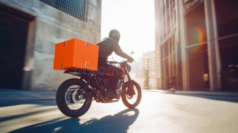 repartidor moto entrega paquetes ciudad urbana