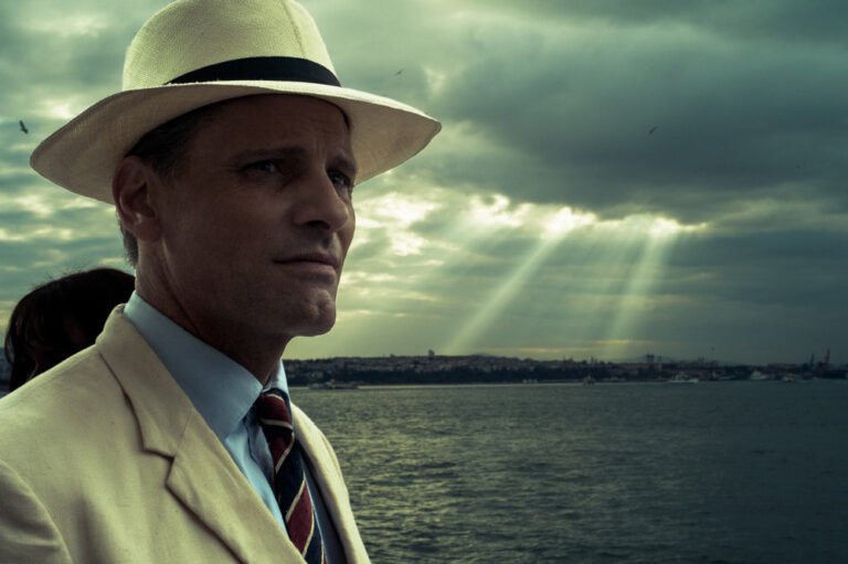 Quién es Viggo Mortensen y qué relación tiene con Bahía Blanca 31 retrato de viggo mortensen con fondo maritimo