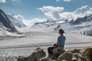 sendero en glaciar con montanas nevadas