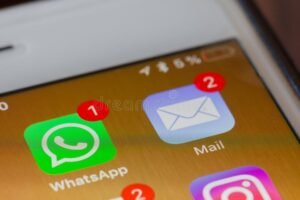 smartphone con icono de whatsapp y correo electronico