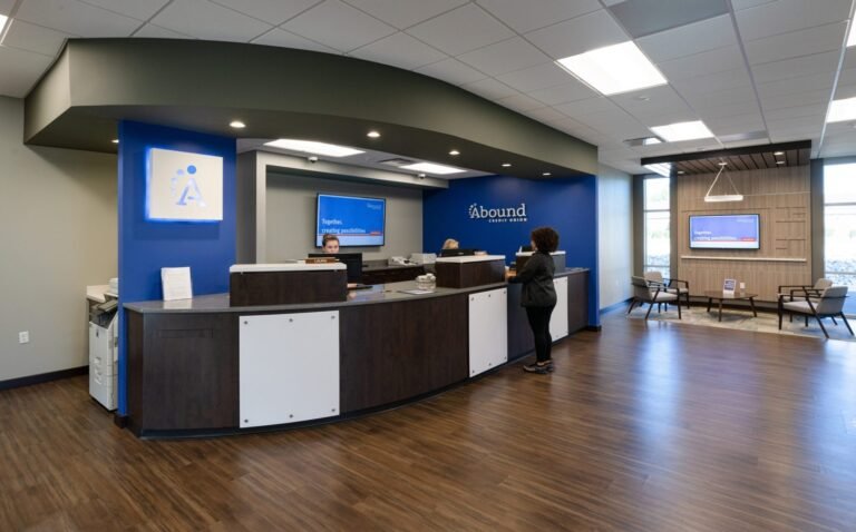 sucursal bancaria moderna con atencion al cliente