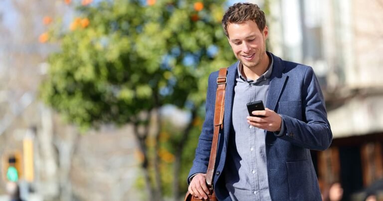 Sucursal bancaria moderna con clientes satisfechos