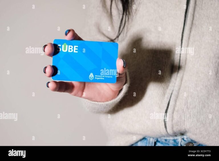 tarjeta bancaria en mano femenina argentina