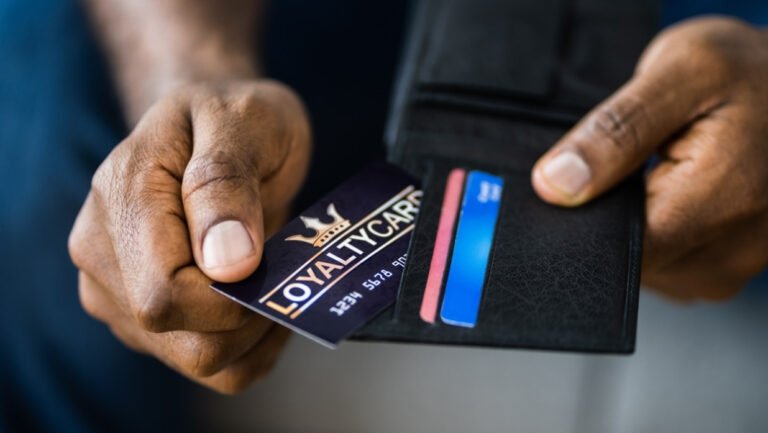 Cómo Solicitar La Tarjeta De Crédito Coto Y Cuáles Son Sus Beneficios 2 tarjeta de credito coto en mano humana