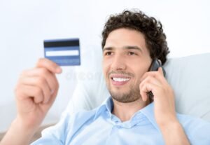 tarjeta de credito visa con manos felices