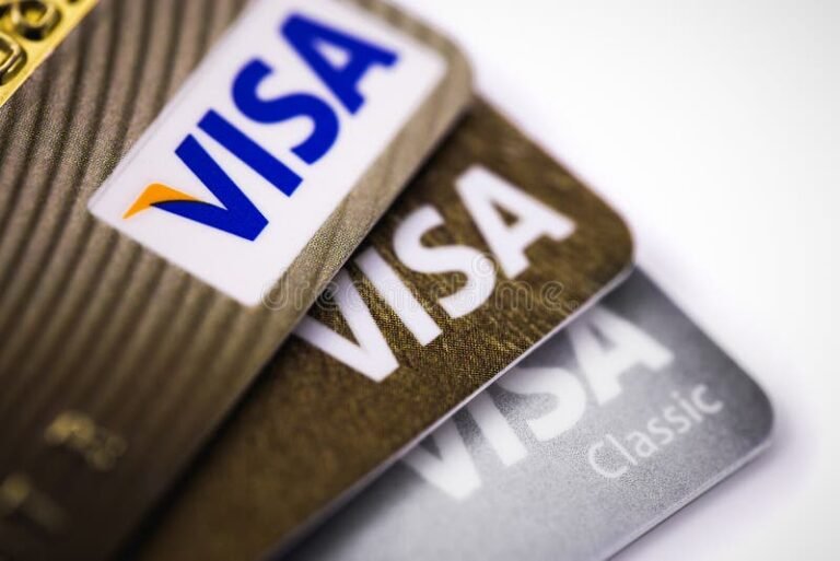 tarjeta de credito visa sobre fondo corporativo