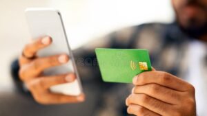 tarjeta mastercard con telefono movil moderno