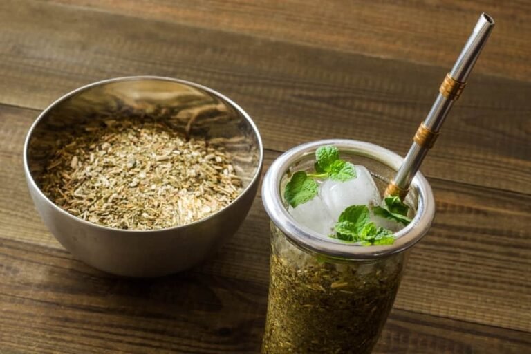 taza de mate con yerba suave natural