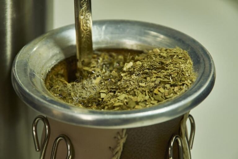 taza de yerba mate tradicional con bombilla