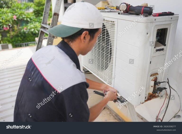 tecnico reparando aire acondicionado exterior