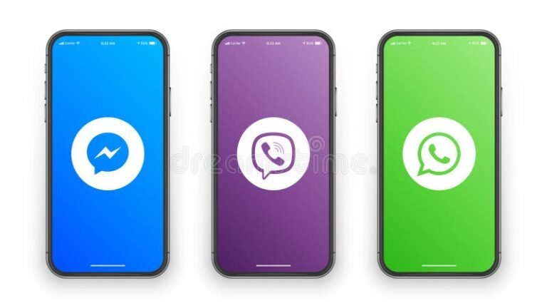 telefono movil con icono de whatsapp digitalizado