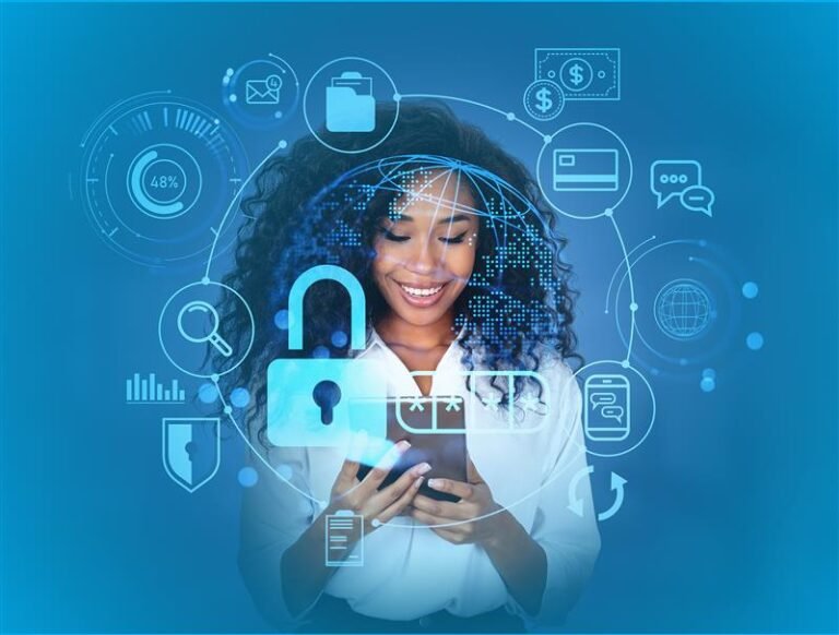 usuario feliz usando banca en linea segura