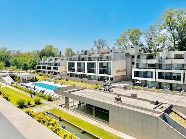 Qué servicios y atractivos ofrece el barrio Las Lomas en Luján de Cuyo