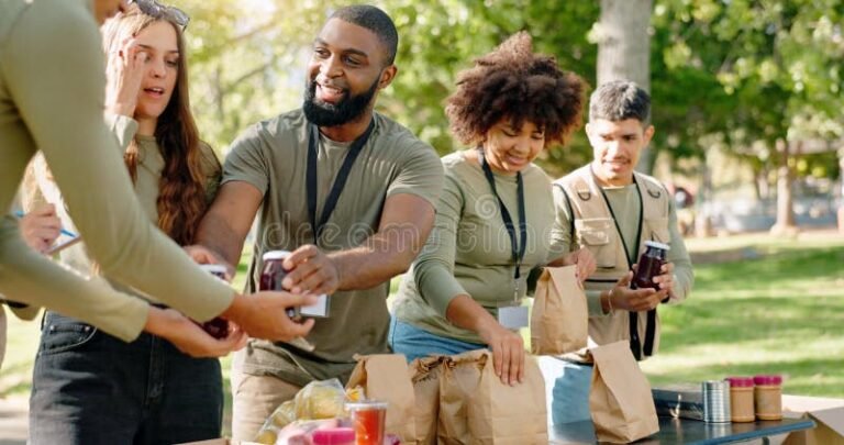 voluntarios ayudando en proyecto comunitario alegre